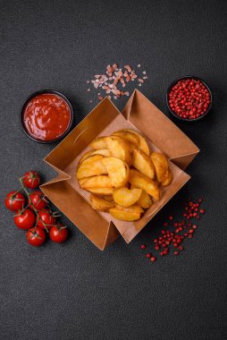 Tuzlu, baharatlı ve çimento kaplı lezzetli kızarmış patates dilimleri.