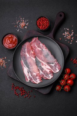 Lezzetli füme jamon dilimleri ya da koyu beton arka planda tuzlu, baharatlı ve otlu jambon.
