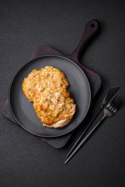 Dijon hardalıyla kızartılmış lezzetli et. Tuz, baharat ve otlarla birlikte koyu beton bir arka planda.