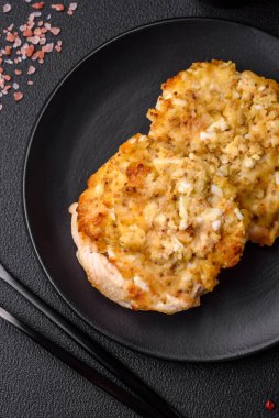 Dijon hardalıyla kızartılmış lezzetli et. Tuz, baharat ve otlarla birlikte koyu beton bir arka planda.