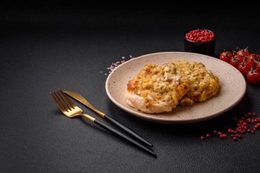 Dijon hardalıyla kızartılmış lezzetli et. Tuz, baharat ve otlarla birlikte koyu beton bir arka planda.