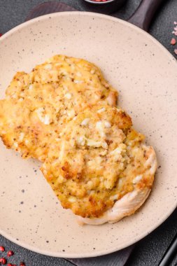 Dijon hardalıyla kızartılmış lezzetli et. Tuz, baharat ve otlarla birlikte koyu beton bir arka planda.