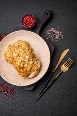 Dijon hardalıyla kızartılmış lezzetli et. Tuz, baharat ve otlarla birlikte koyu beton bir arka planda.