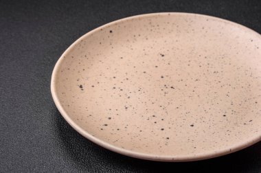 Koyu dokulu arka planda boş seramik tabak. Aile yemeği için mutfak gereçleri hazırlıyorum.