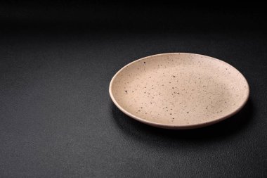 Koyu dokulu arka planda boş seramik tabak. Aile yemeği için mutfak gereçleri hazırlıyorum.