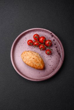 Lezzetli taze kızarmış vejetaryen soya pirzolası, tuzlu, baharatlı ve sebzeli, koyu beton bir zeminde seramik bir tabakta.