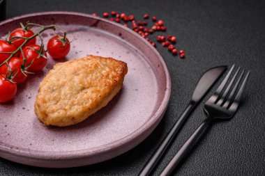 Lezzetli taze kızarmış vejetaryen soya pirzolası, tuzlu, baharatlı ve sebzeli, koyu beton bir zeminde seramik bir tabakta.