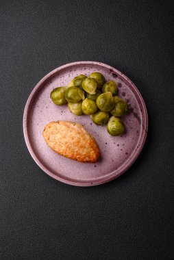 Lezzetli taze kızarmış vejetaryen soya pirzolası, tuzlu, baharatlı ve sebzeli, koyu beton bir zeminde seramik bir tabakta.