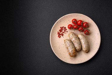 Sosisler sebze proteinleri seitan etsiz soya buğdayları klasik vejetaryen ya da vejetaryen aperatifler masada sağlıklı yemek atıştırmalıkları yemeye hazır.