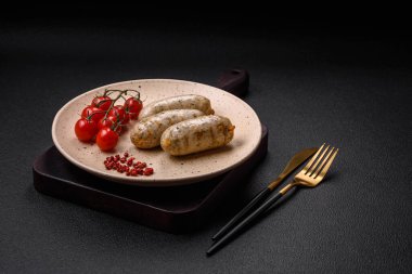 Sosisler sebze proteinleri seitan etsiz soya buğdayları klasik vejetaryen ya da vejetaryen aperatifler masada sağlıklı yemek atıştırmalıkları yemeye hazır.