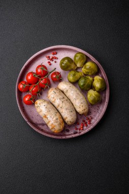 Sosisler sebze proteinleri seitan etsiz soya buğdayları klasik vejetaryen ya da vejetaryen aperatifler masada sağlıklı yemek atıştırmalıkları yemeye hazır.