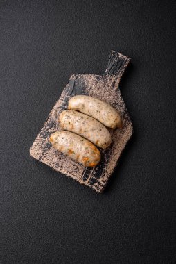 Sosisler sebze proteinleri seitan etsiz soya buğdayları klasik vejetaryen ya da vejetaryen aperatifler masada sağlıklı yemek atıştırmalıkları yemeye hazır.