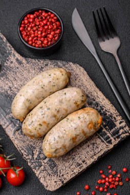 Sosisler sebze proteinleri seitan etsiz soya buğdayları klasik vejetaryen ya da vejetaryen aperatifler masada sağlıklı yemek atıştırmalıkları yemeye hazır.