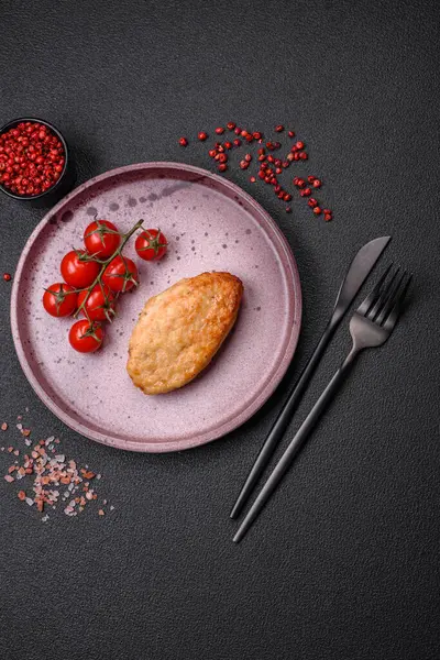 Lezzetli taze kızarmış vejetaryen soya pirzolası, tuzlu, baharatlı ve sebzeli, koyu beton bir zeminde seramik bir tabakta.