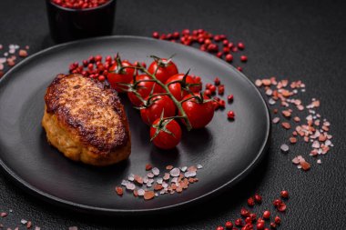 Lezzetli taze kızarmış vejetaryen soya pirzolası, tuzlu, baharatlı ve sebzeli, koyu beton bir zeminde seramik bir tabakta.