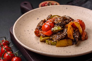 Buzlu, domatesli, biberli, kabaklı, susamlı, tuzlu, baharatlı ve esrarlı bir salata.