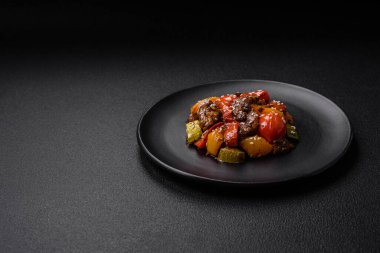 Buzlu, domatesli, biberli, kabaklı, susamlı, tuzlu, baharatlı ve esrarlı bir salata.