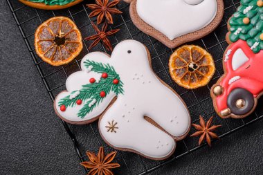 Taze lezzetli fırınlanmış Noel ya da koyu beton arka planda parlak renk temalı zencefilli kurabiyeler.