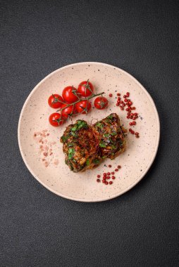 Tuz, baharat, otlar ve seramik tabakta susam tohumlarıyla teriyaki soslu lezzetli kızarmış tavuk.