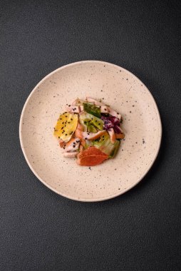 Lezzetli taze salata dilimlenmiş tavuk, greyfurt, marul, zeytinyağlı susam ve çimento kaplı seramik bir tabakta