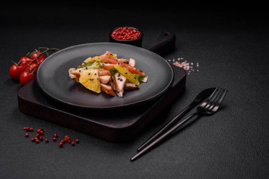 Lezzetli taze salata dilimlenmiş tavuk, greyfurt, marul, zeytinyağlı susam ve çimento kaplı seramik bir tabakta