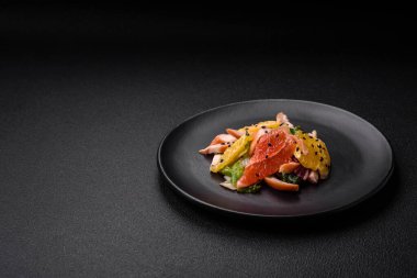 Lezzetli taze salata dilimlenmiş tavuk, greyfurt, marul, zeytinyağlı susam ve çimento kaplı seramik bir tabakta