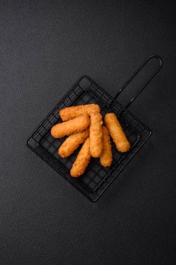 Peynirli, mozzarella, tuz ve baharatlı, yağda kızartılmış leziz çıtır peynir çubukları. Fast food, paket servis.