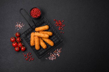 Peynirli, mozzarella, tuz ve baharatlı, yağda kızartılmış leziz çıtır peynir çubukları. Fast food, paket servis.