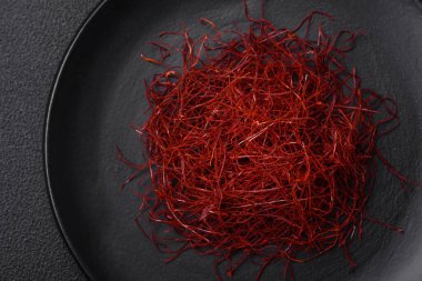 Koyu bir arka planda kırmızı ince acı biber iplikleri. Asya yemeklerini süslemek için