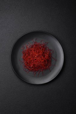 Koyu bir arka planda kırmızı ince acı biber iplikleri. Asya yemeklerini süslemek için