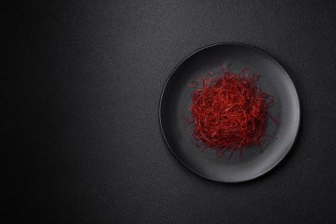 Koyu bir arka planda kırmızı ince acı biber iplikleri. Asya yemeklerini süslemek için