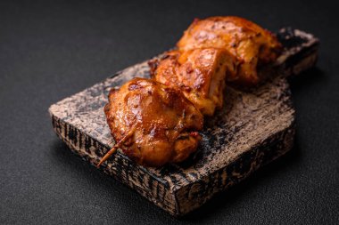 Tuzlu, baharatlı ve çimento kaplı lezzetli tavuk kebabı.