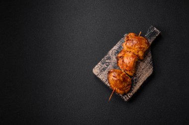 Tuzlu, baharatlı ve çimento kaplı lezzetli tavuk kebabı.