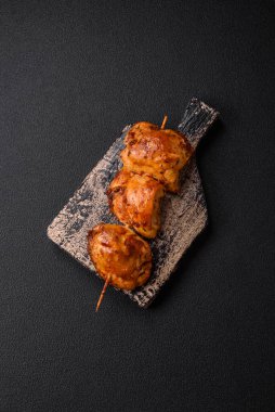 Tuzlu, baharatlı ve çimento kaplı lezzetli tavuk kebabı.