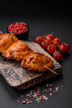 Tuzlu, baharatlı ve çimento kaplı lezzetli tavuk kebabı.