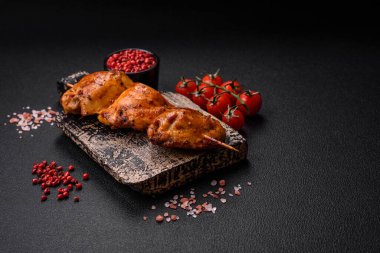 Tuzlu, baharatlı ve çimento kaplı lezzetli tavuk kebabı.