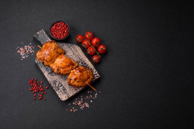 Tuzlu, baharatlı ve çimento kaplı lezzetli tavuk kebabı.