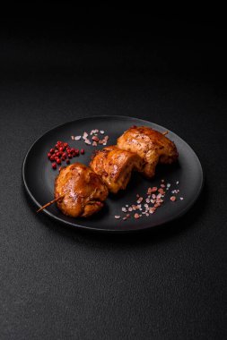 Tuzlu, baharatlı ve çimento kaplı lezzetli tavuk kebabı.