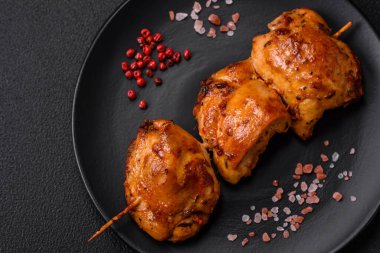 Tuzlu, baharatlı ve çimento kaplı lezzetli tavuk kebabı.