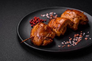 Tuzlu, baharatlı ve çimento kaplı lezzetli tavuk kebabı.