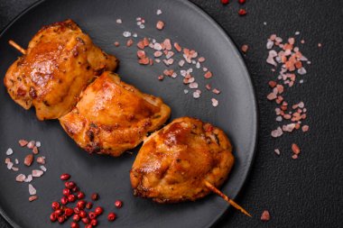 Tuzlu, baharatlı ve çimento kaplı lezzetli tavuk kebabı.