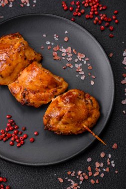 Tuzlu, baharatlı ve çimento kaplı lezzetli tavuk kebabı.