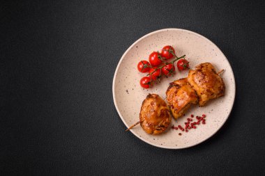 Tuzlu, baharatlı ve çimento kaplı lezzetli tavuk kebabı.