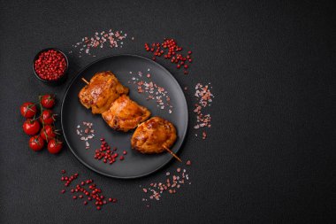 Tuzlu, baharatlı ve çimento kaplı lezzetli tavuk kebabı.