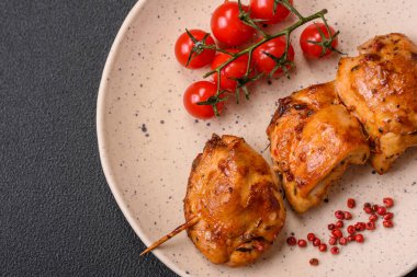 Tuzlu, baharatlı ve çimento kaplı lezzetli tavuk kebabı.