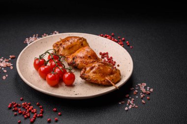 Tuzlu, baharatlı ve çimento kaplı lezzetli tavuk kebabı.