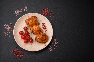 Tuzlu, baharatlı ve çimento kaplı lezzetli tavuk kebabı.