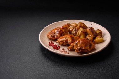 Tuzlu, baharatlı ve çimento kaplı lezzetli tavuk kebabı.