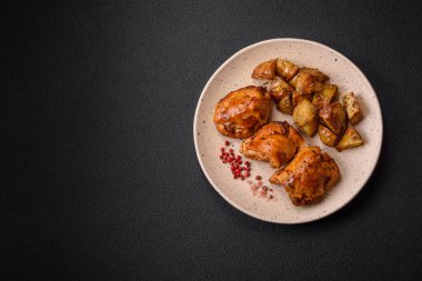 Tuzlu, baharatlı ve çimento kaplı lezzetli tavuk kebabı.