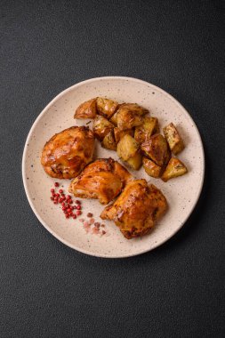 Tuzlu, baharatlı ve çimento kaplı lezzetli tavuk kebabı.